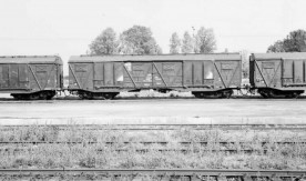 Wagon towarowy kryty czteroosiowy na bocznicy, 1988.
Fot. J. Szeliga....